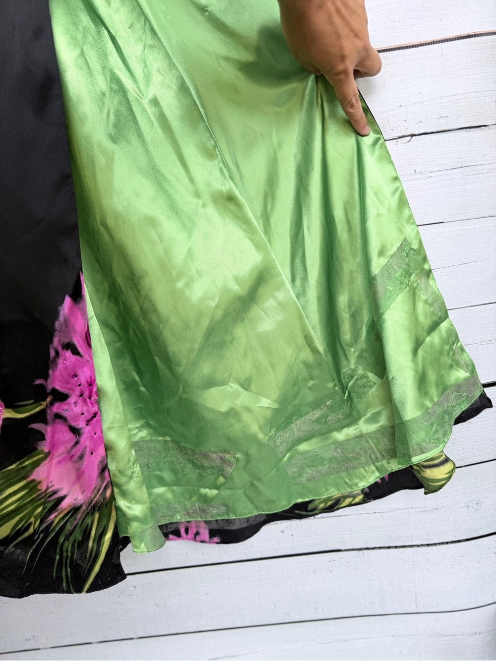 Wow! Prom & Pageant Silk Plunge Halter Formal Gown Ruched Waist Size 4 - Picture 9 of 11